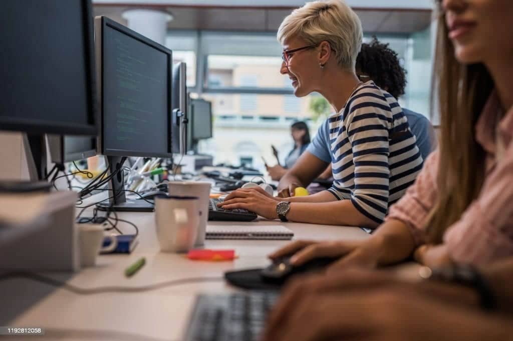 Intelligence artificielle : place aux femmes !
